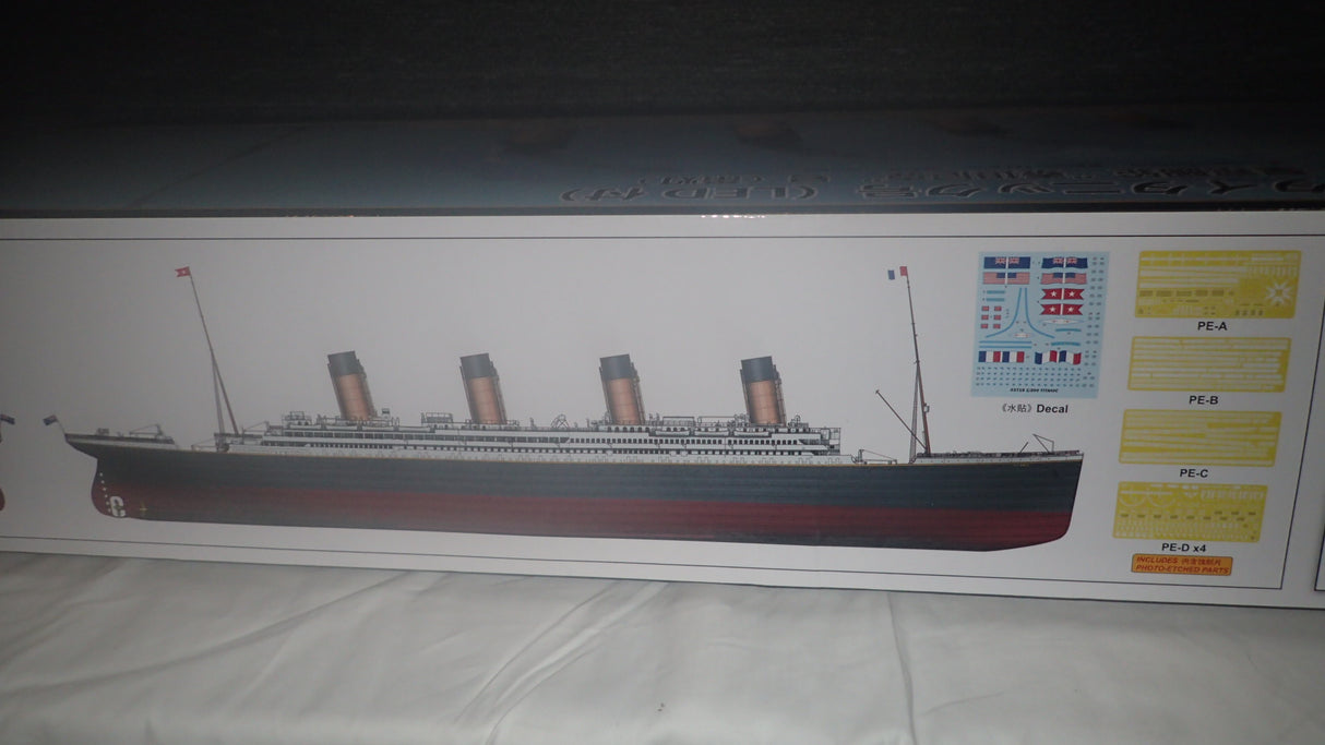 Trumpeter TR03719 - 1/200 Titanic (w/ LED Light Set) Plastic Model Kit