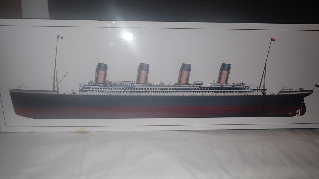 Trumpeter TR03719 - 1/200 Titanic (w/ LED Light Set) Plastic Model Kit