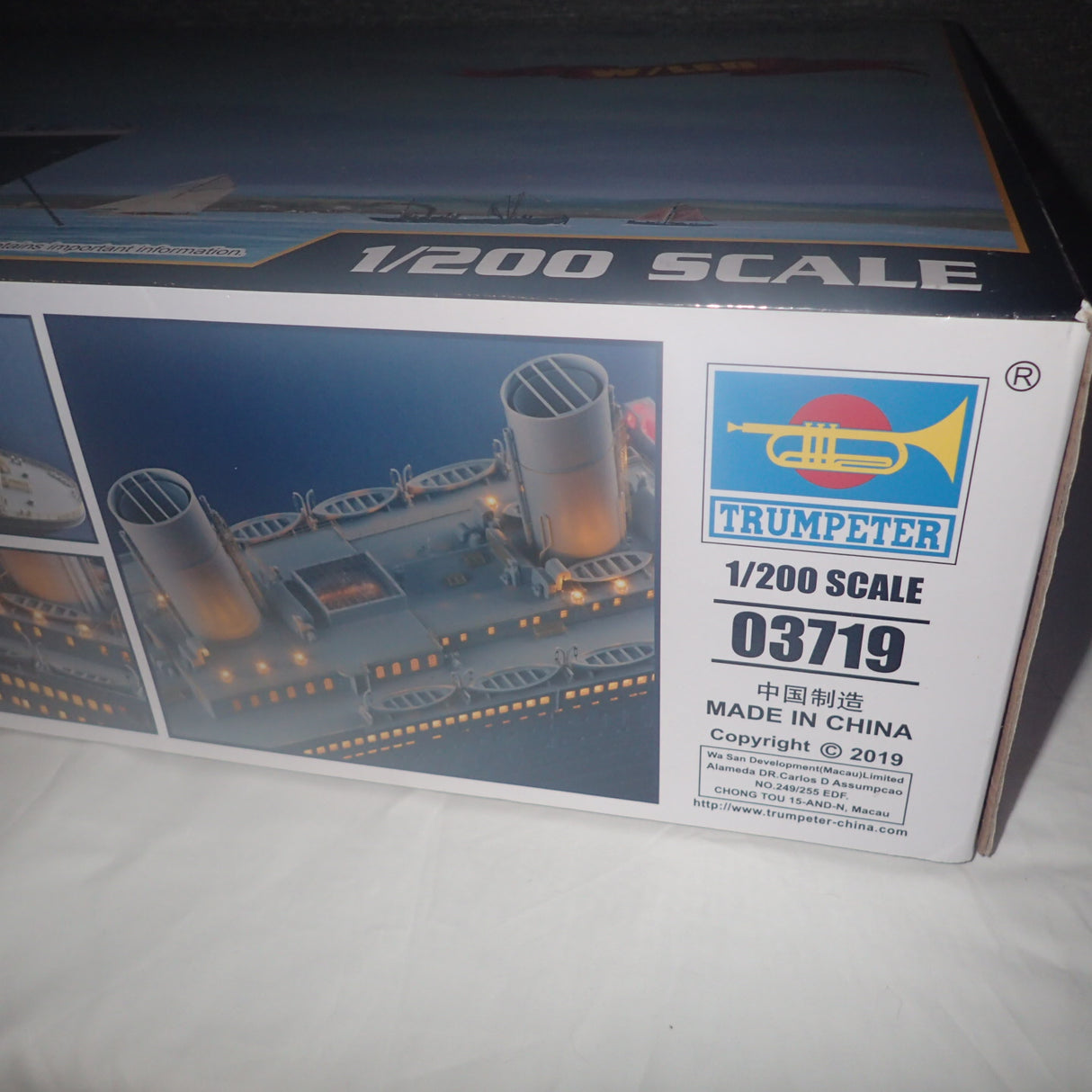 Trumpeter TR03719 - 1/200 Titanic (w/ LED Light Set) Plastic Model Kit