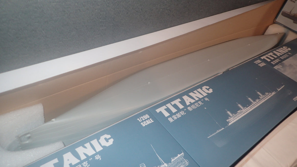Trumpeter TR03719 - 1/200 Titanic (w/ LED Light Set) Plastic Model Kit
