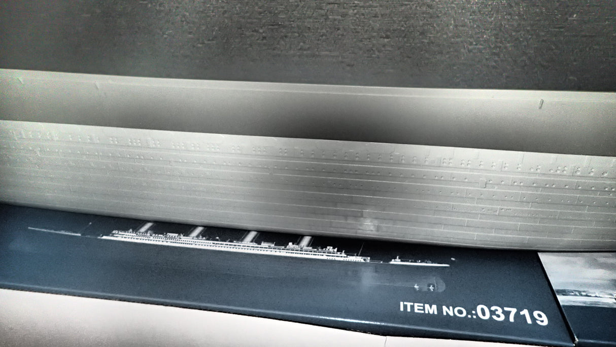 Trumpeter TR03719 - 1/200 Titanic (w/ LED Light Set) Plastic Model Kit