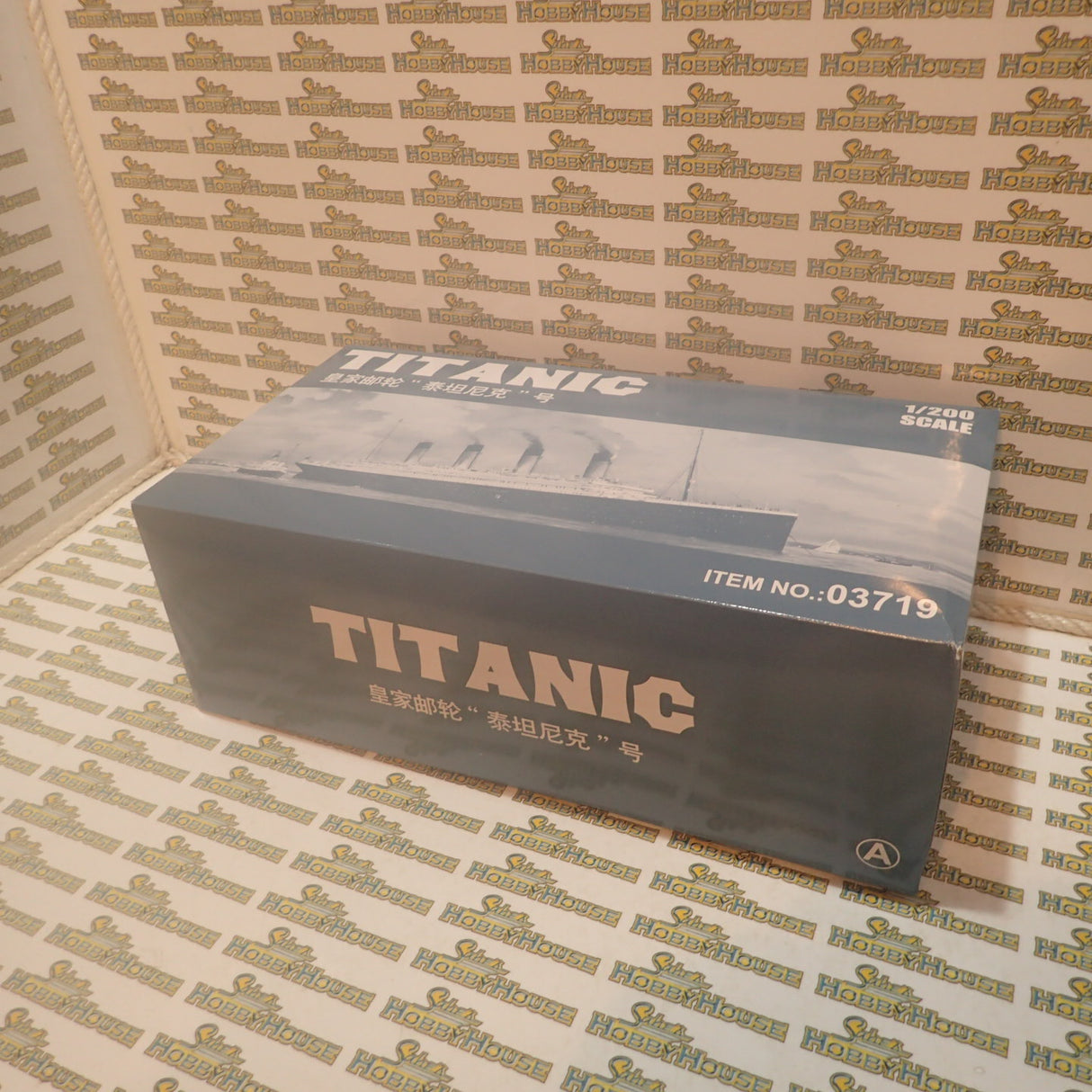Trumpeter TR03719 - 1/200 Titanic (w/ LED Light Set) Plastic Model Kit