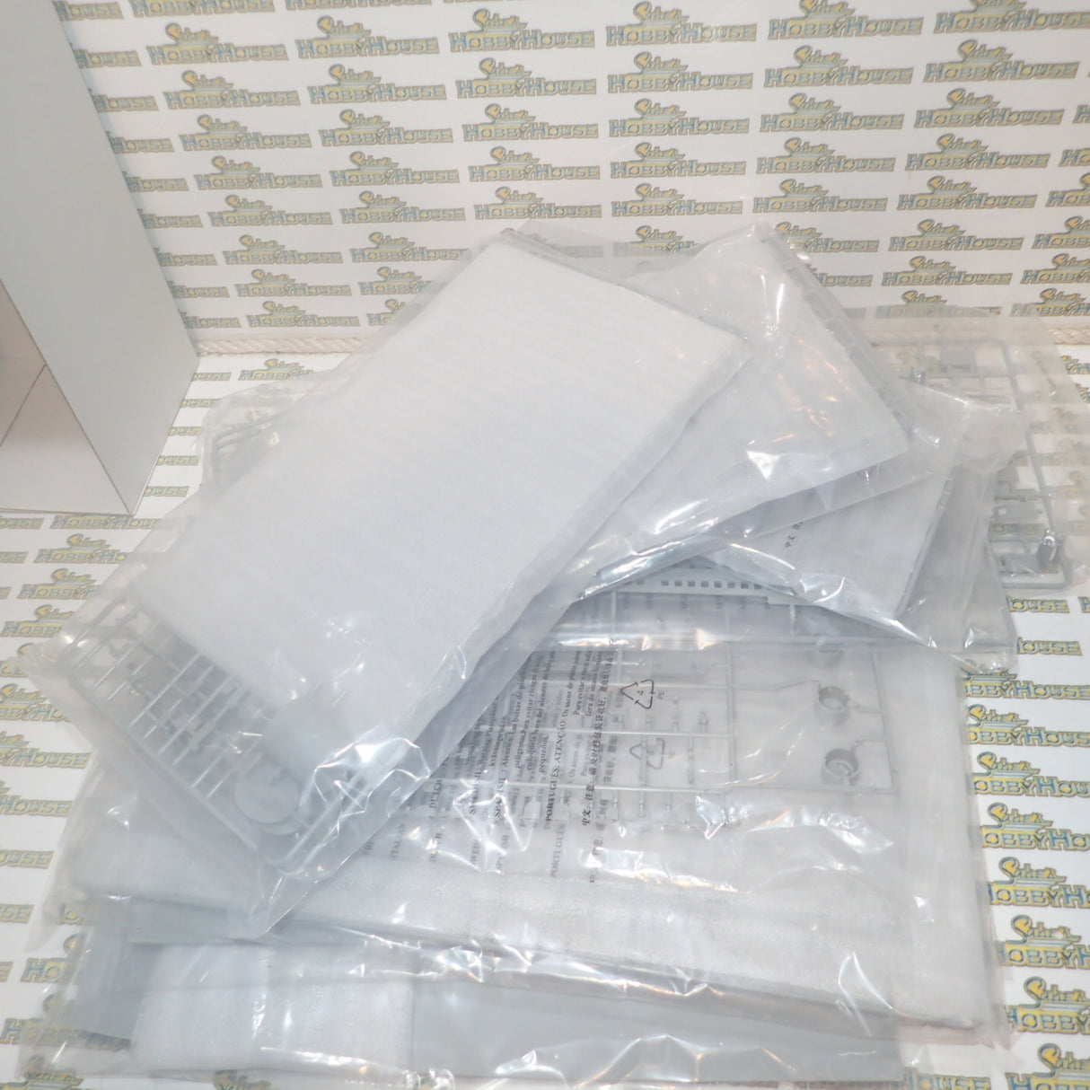 Trumpeter TR03719 - 1/200 Titanic (w/ LED Light Set) Plastic Model Kit