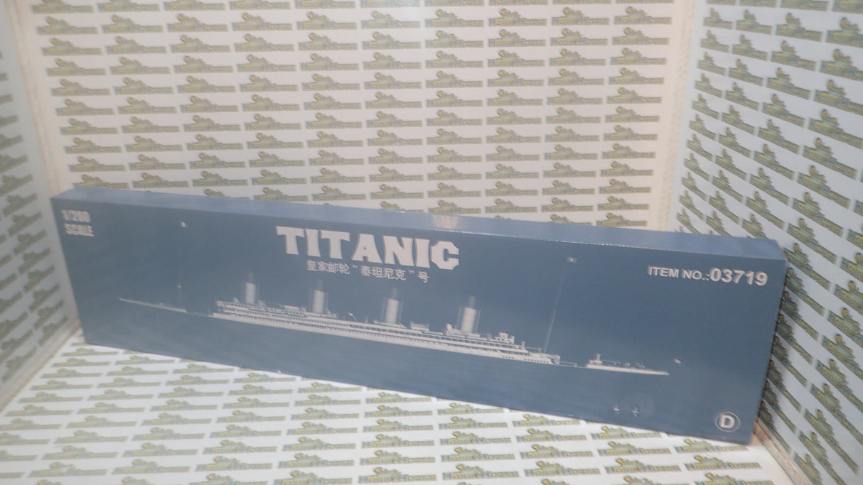Trumpeter TR03719 - 1/200 Titanic (w/ LED Light Set) Plastic Model Kit
