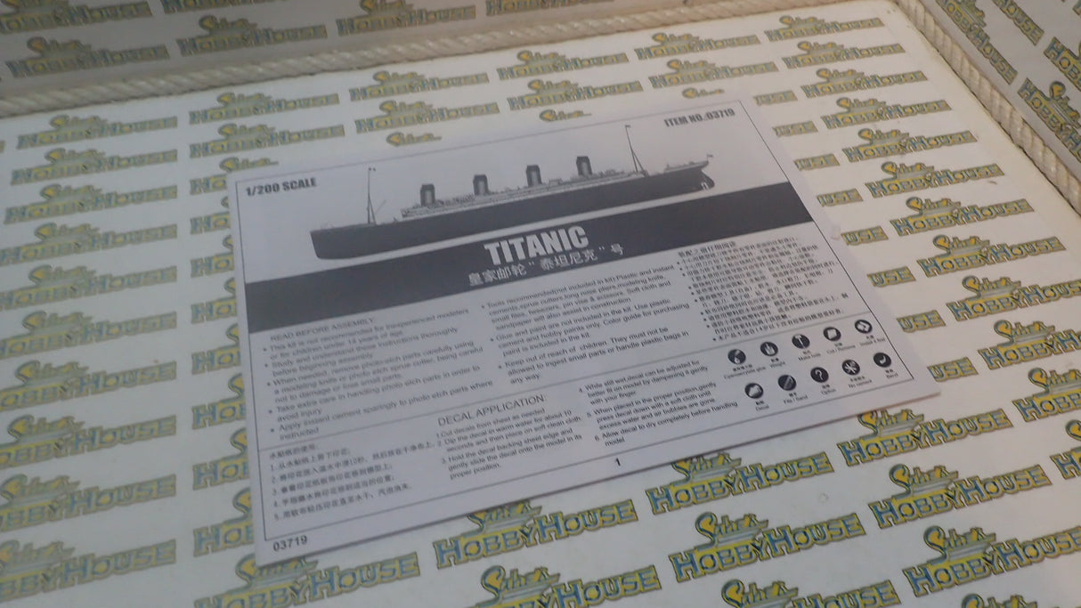 Trumpeter TR03719 - 1/200 Titanic (w/ LED Light Set) Plastic Model Kit