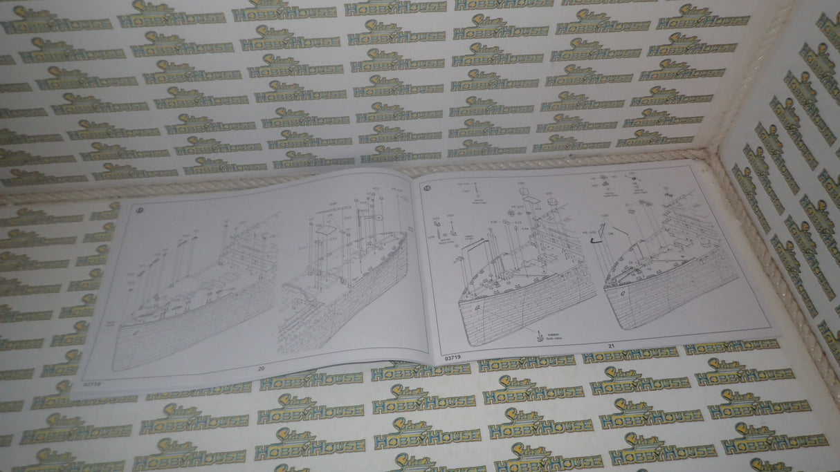 Trumpeter TR03719 - 1/200 Titanic (w/ LED Light Set) Plastic Model Kit