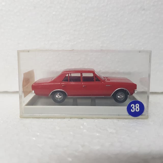 Brekina – 1/87 – HO/00 Scale – Opel Rekord C Plastic Scale Model Replica