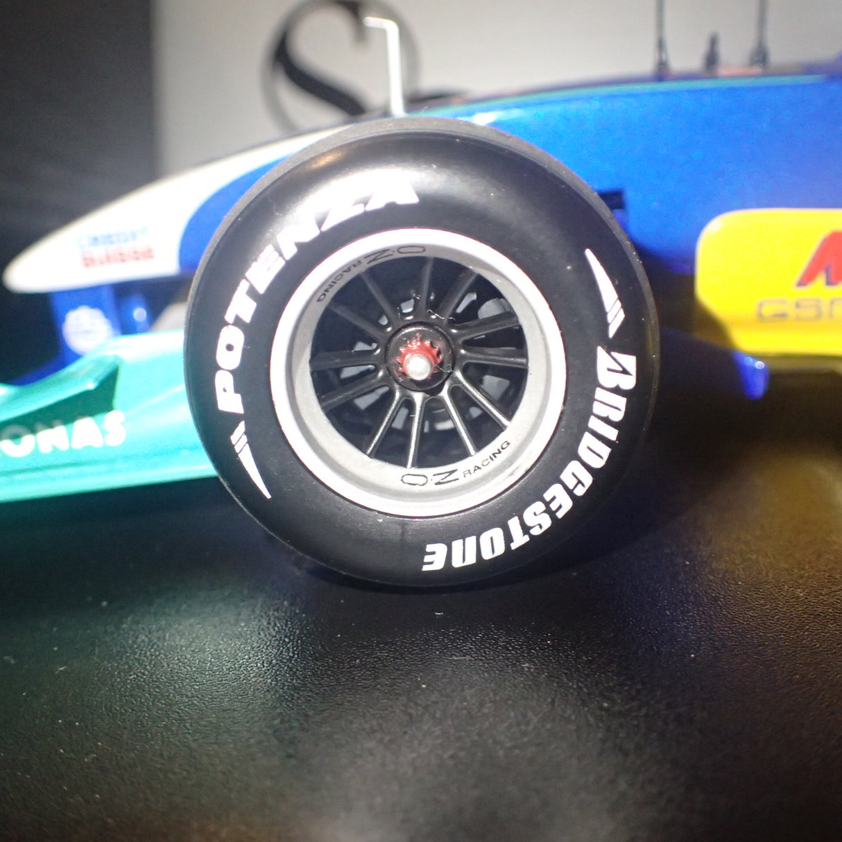 MINICHAMPS 100 040012 1/18 SCALE SAUBER PETRONAS C23 F.MASSA 2004