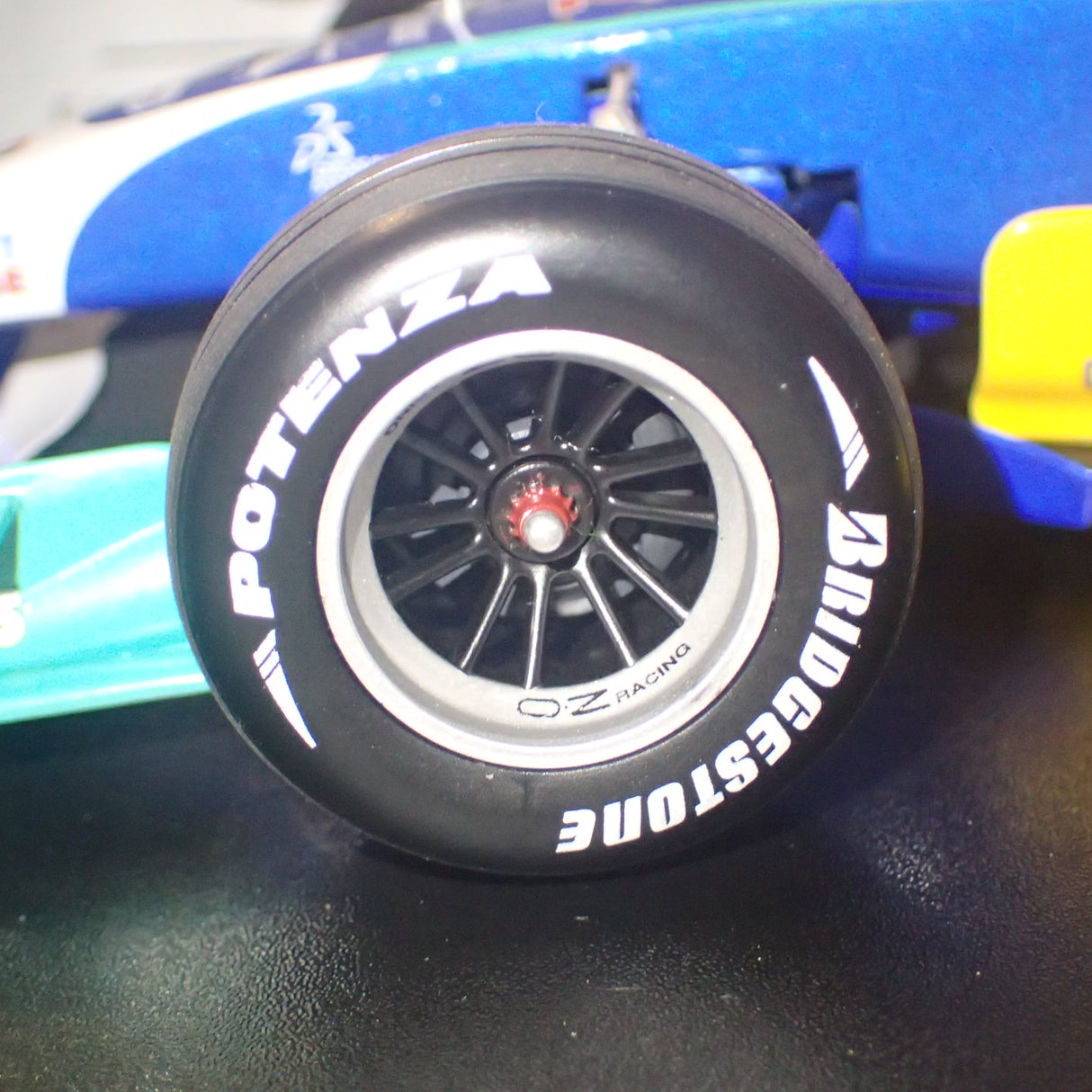 MINICHAMPS 100 040012 1/18 SCALE SAUBER PETRONAS C23 F.MASSA 2004
