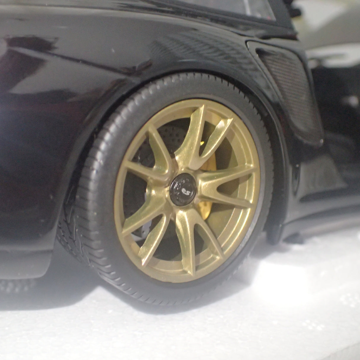 MINICHAMPS 100 069402 - 1/18 SCALE Diecast PORSCHE 911 (997 II) GT2 RS 2011 BLACK W/ GOLD WHEELS