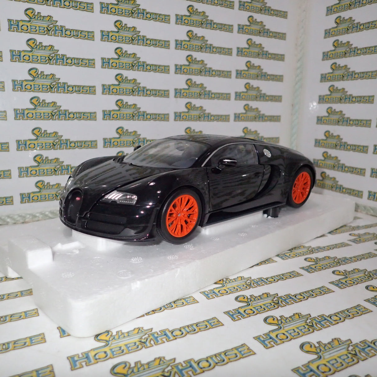 Minichamps 100 110842 - 1/18 Scale Bugatti Veyron Super Sport 2010 in Black Metallic with Orange Rims Diecast Scale Model Replica
