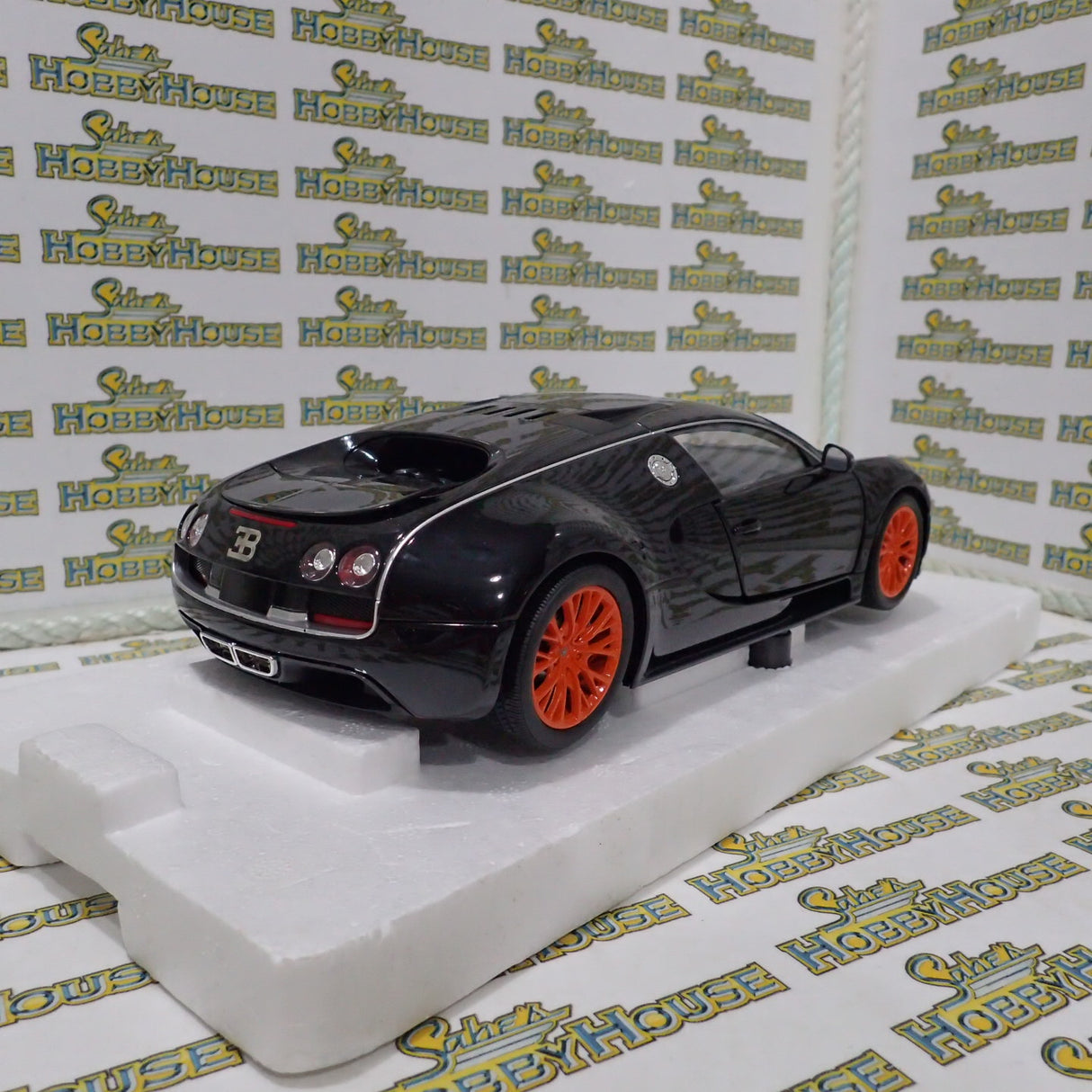 Minichamps 100 110842 - 1/18 Scale Bugatti Veyron Super Sport 2010 in Black Metallic with Orange Rims Diecast Scale Model Replica