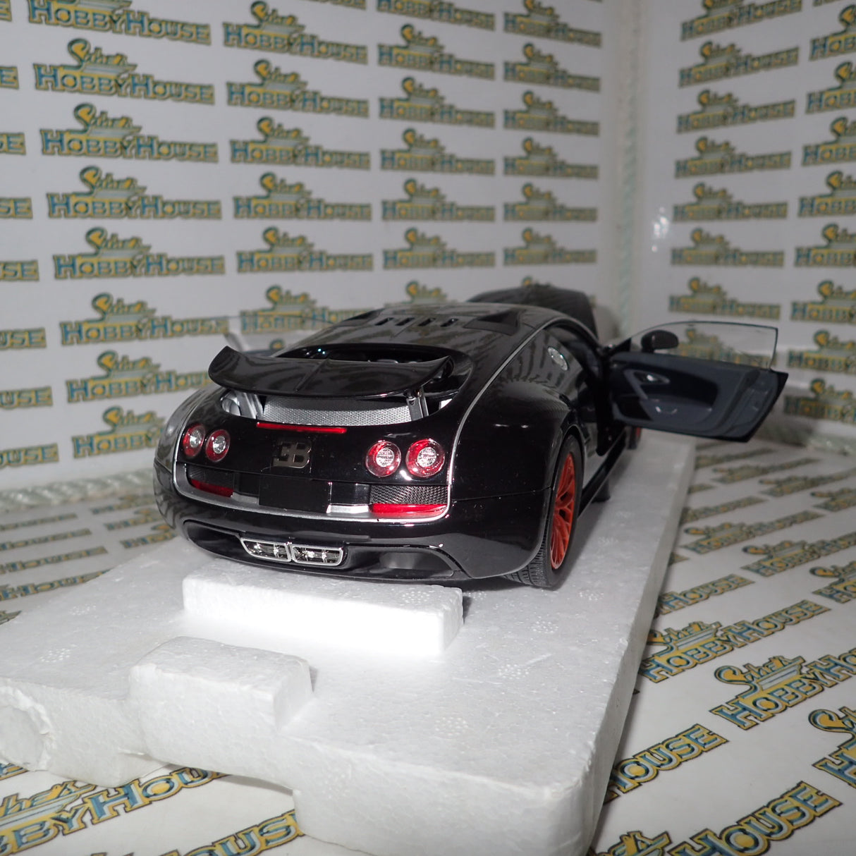 Minichamps 100 110842 - 1/18 Scale Bugatti Veyron Super Sport 2010 in Black Metallic with Orange Rims Diecast Scale Model Replica