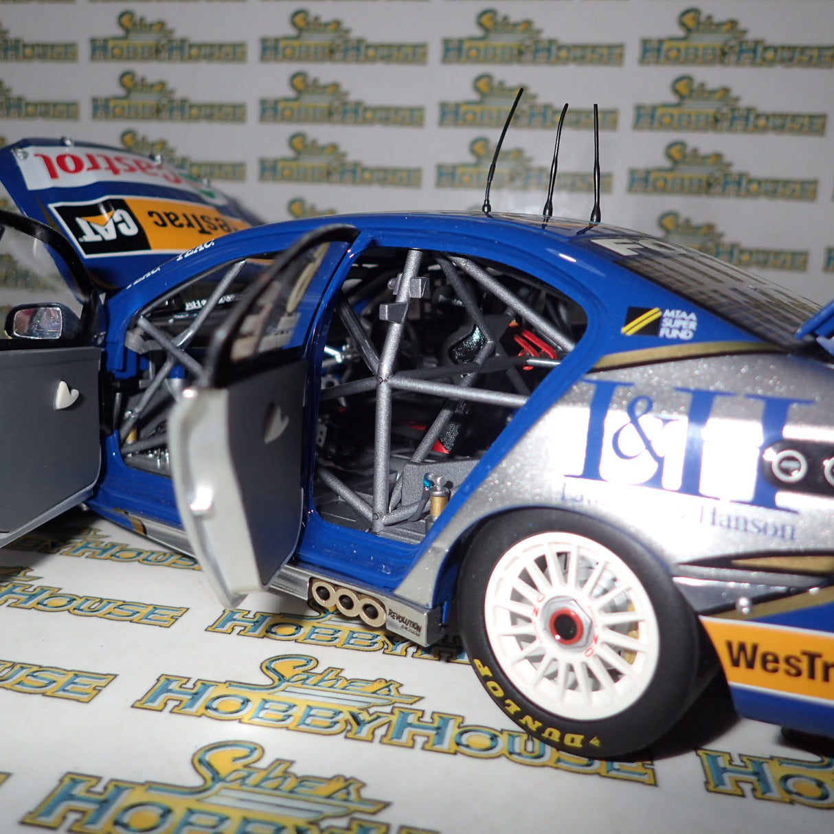 Classic Carlectables 18418 - 1:18 Ford FG Falcon 2009 Ford Performance Racing Winterbottom/Richards Bathurst 1000