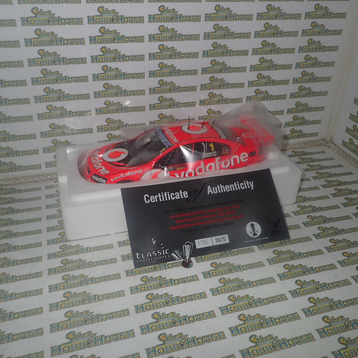 CLASSIC CARLECTABLES 18517 – 1/18 Holden VE Commodore 2012 TeamVodafone Whincup/Dumbrell Bathurst 1000 Winner