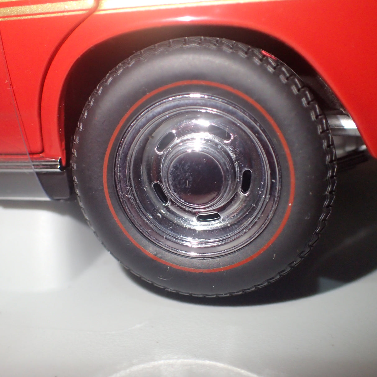 Biante 22721 - 1:18 FORD XY FALCON GTHO TRACK RED Die-Cast Replica