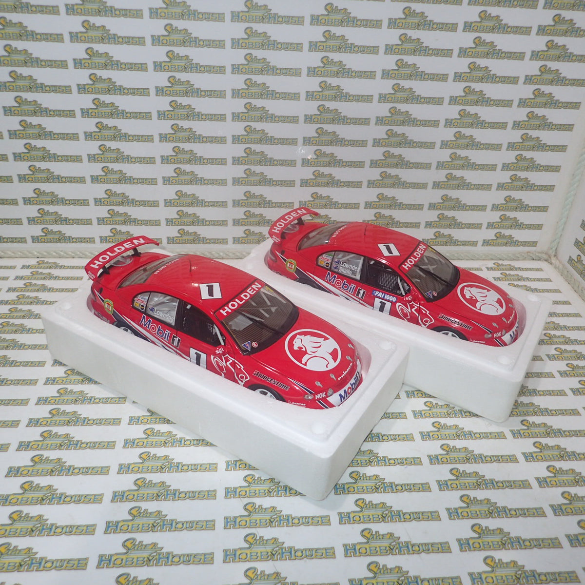 Biante AUTOart 2812071 – 2 X 1/18 models of the Craig Lowndes & Craig Lowndes/Mark Skaife Bathurst Shell Series Farewell Set Scale Model Replicas.