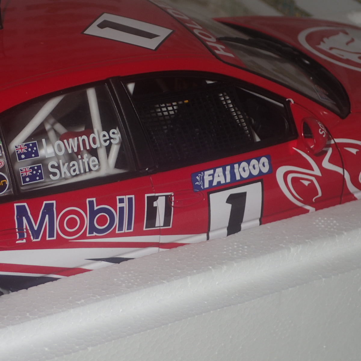 Biante AUTOart 2812071 – 2 X 1/18 models of the Craig Lowndes & Craig Lowndes/Mark Skaife Bathurst Shell Series Farewell Set Scale Model Replicas.