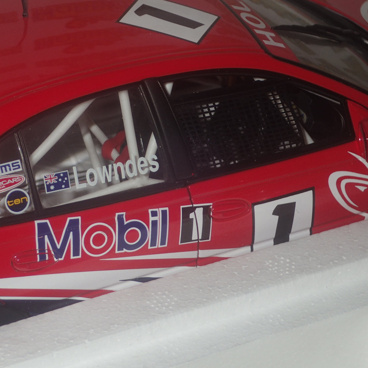 Biante AUTOart 2812071 – 2 X 1/18 models of the Craig Lowndes & Craig Lowndes/Mark Skaife Bathurst Shell Series Farewell Set Scale Model Replicas.