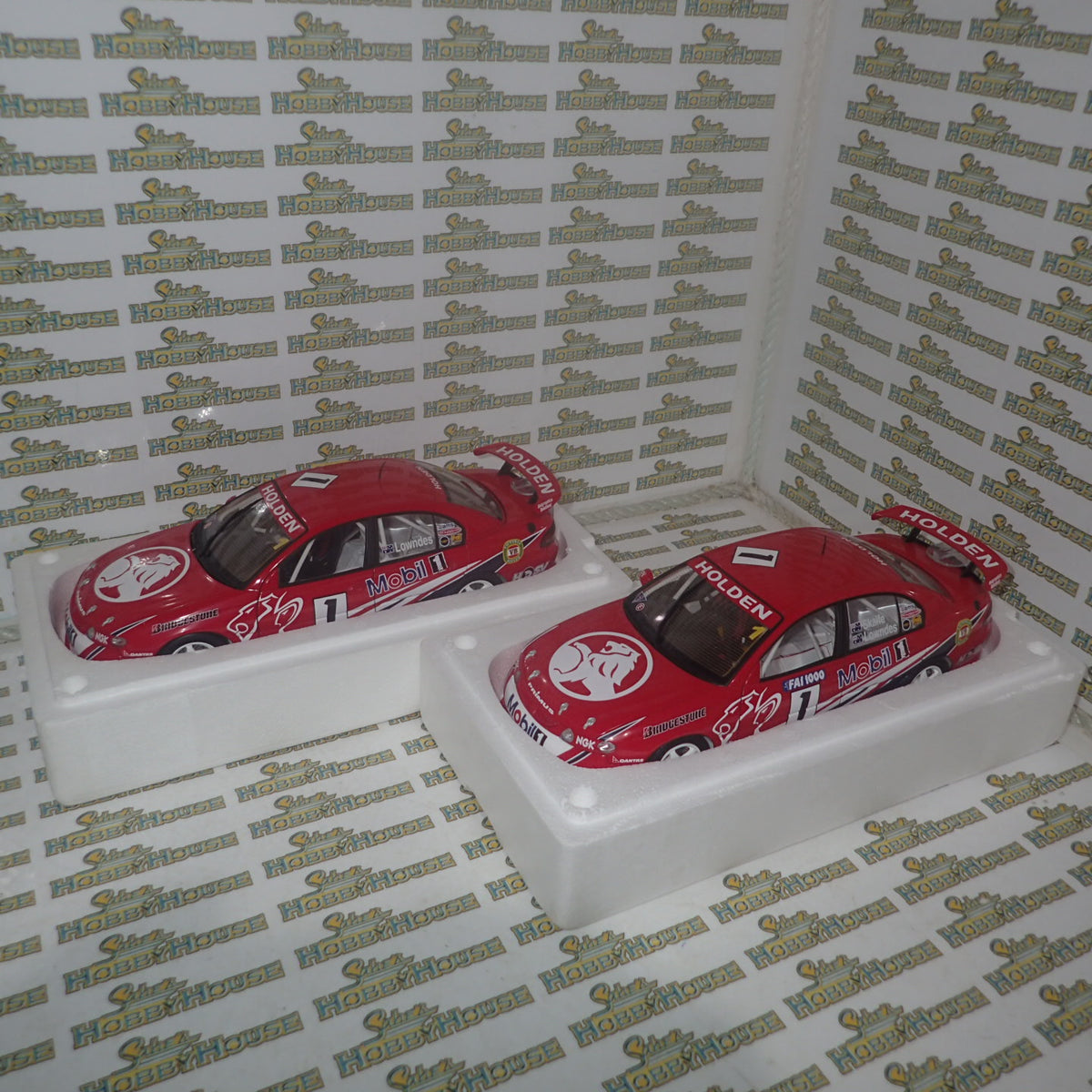 Biante AUTOart 2812071 – 2 X 1/18 models of the Craig Lowndes & Craig Lowndes/Mark Skaife Bathurst Shell Series Farewell Set Scale Model Replicas.