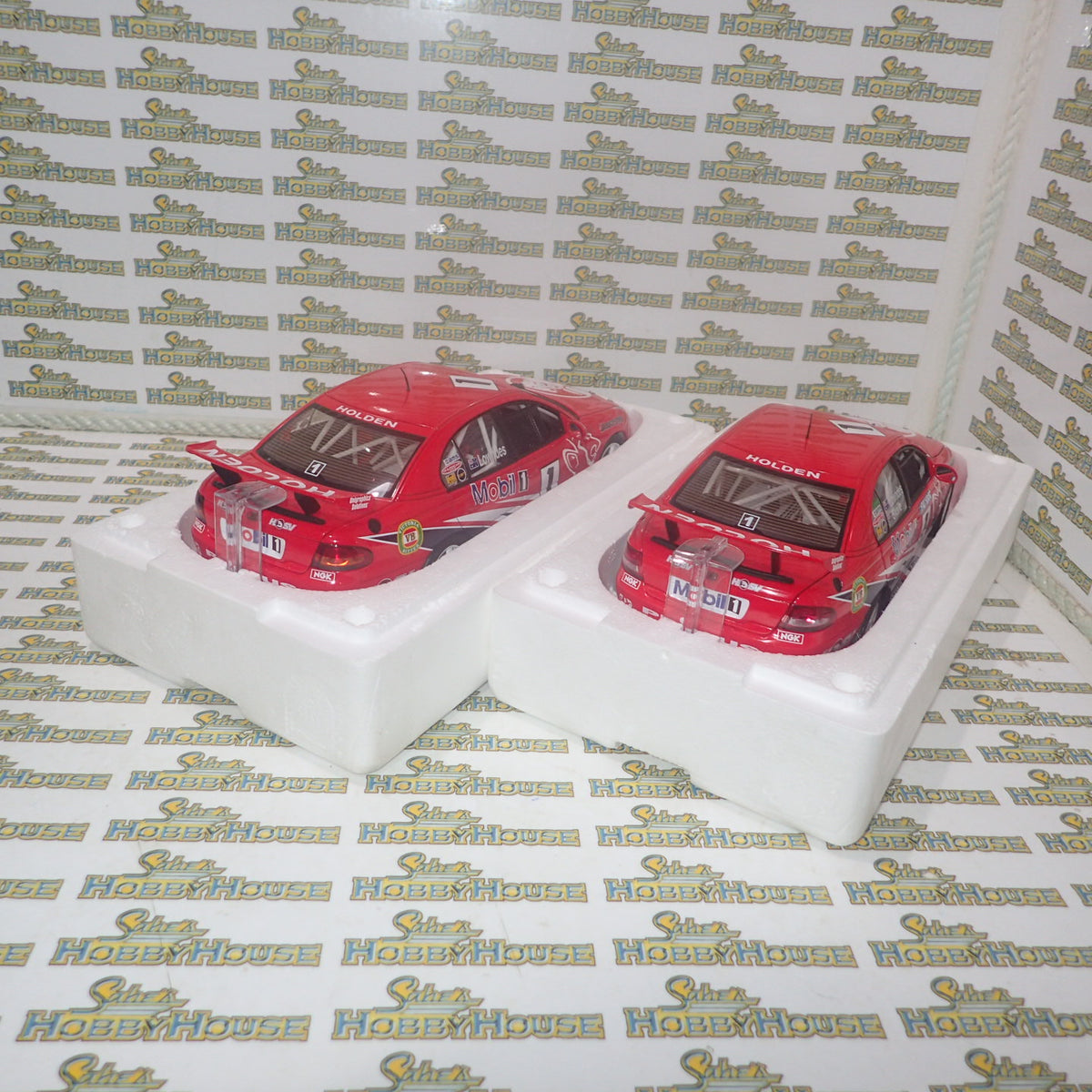 Biante AUTOart 2812071 – 2 X 1/18 models of the Craig Lowndes & Craig Lowndes/Mark Skaife Bathurst Shell Series Farewell Set Scale Model Replicas.