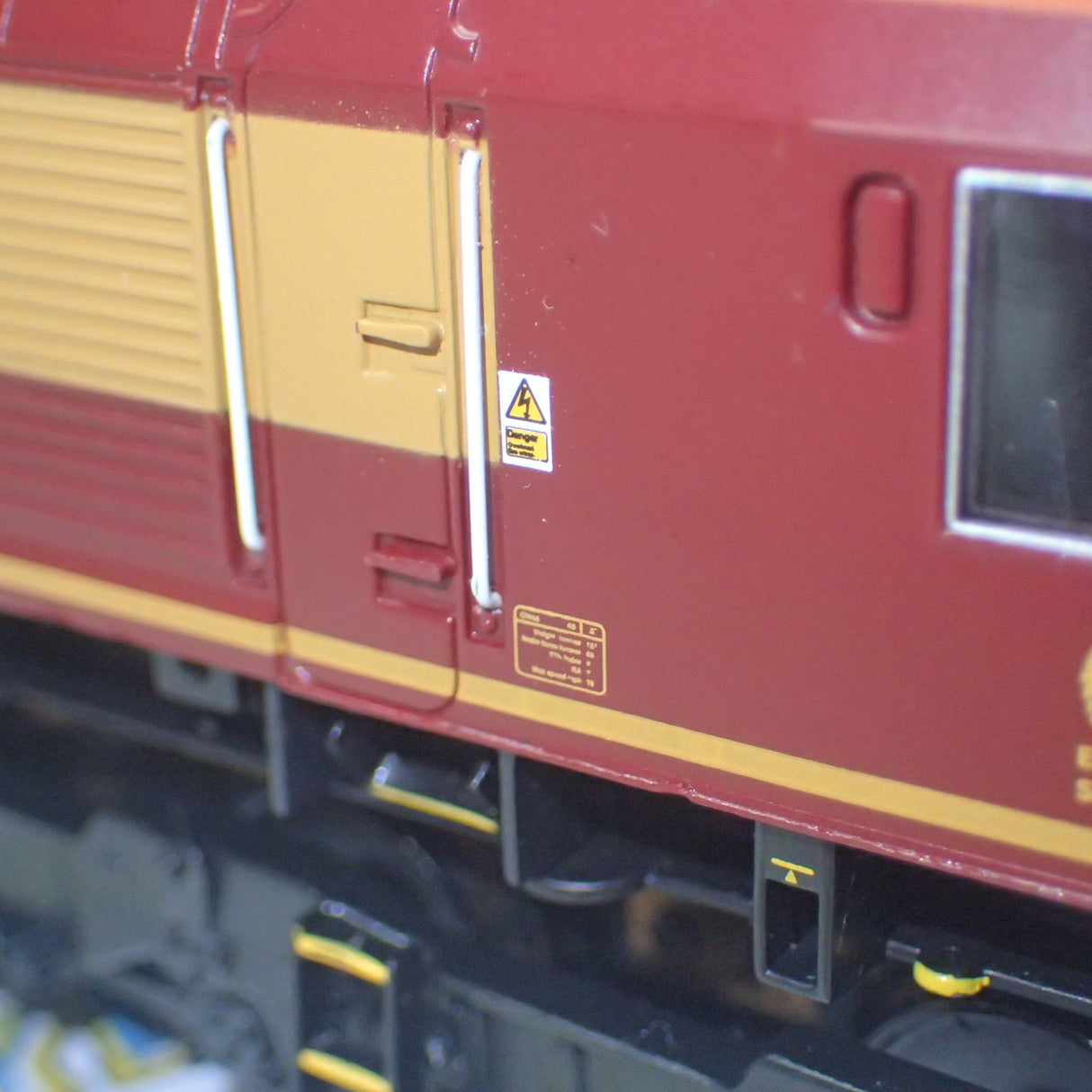 Bachmann Branchline 32-725DS - HO/00 Class 66 66022 'Lafarge Charnwood' in EWS Livery (DCC Sound Fitted) DCC fitted, with sound