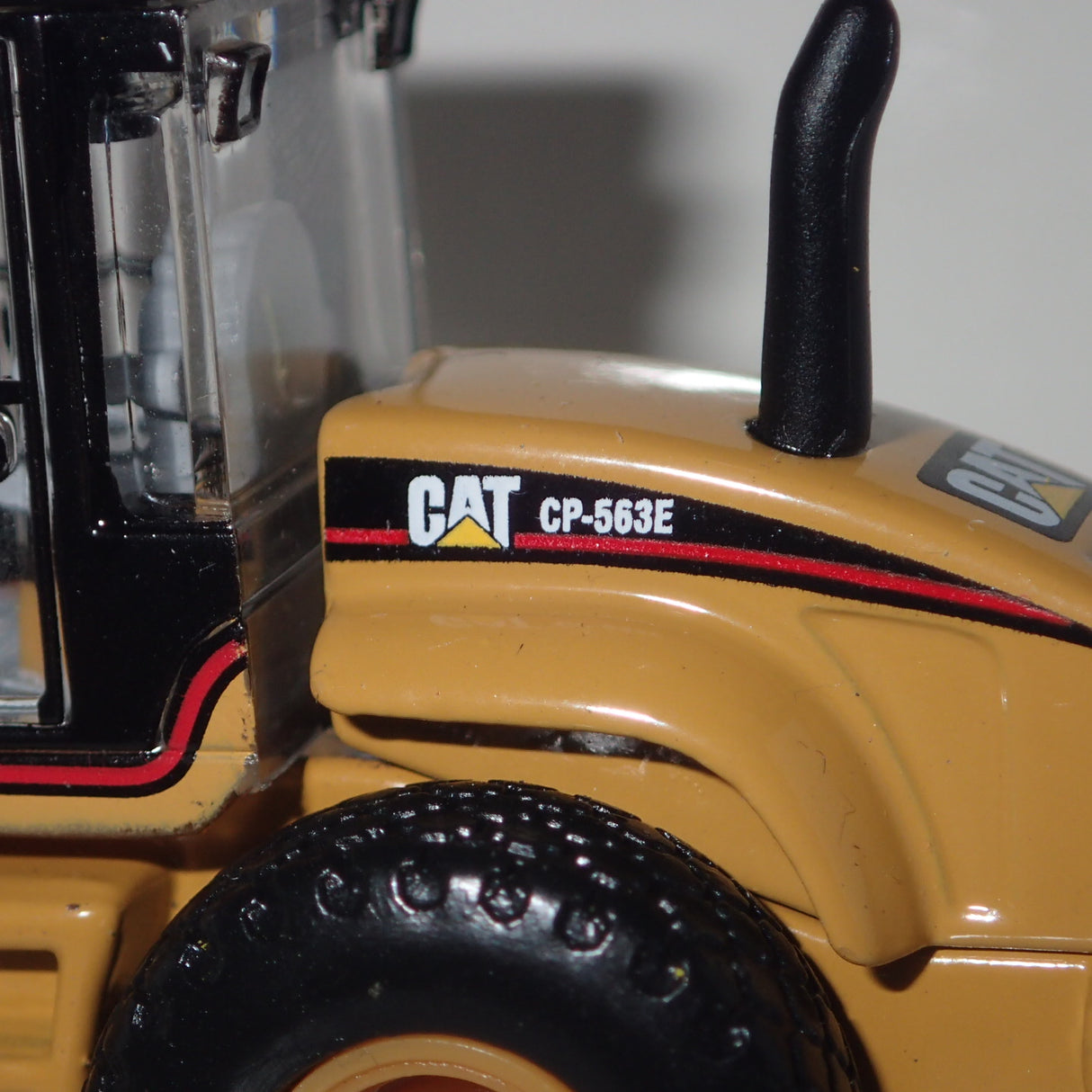 Norscot 55156 - 1/87 Scale Cat CP-563E Padfoot Drum Vibratory Soil Compactor Diecast Scale Model Replica