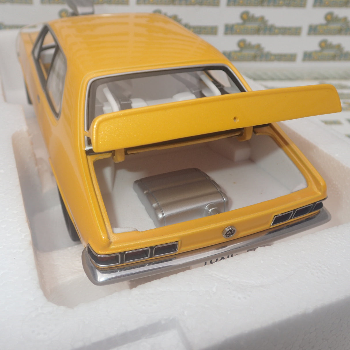 Autoart 72577 - 1/18 Scale - Holden LJ Torana GTR XU-1 Street Machine in Metallic Yellow Diecast Scale Model Replica