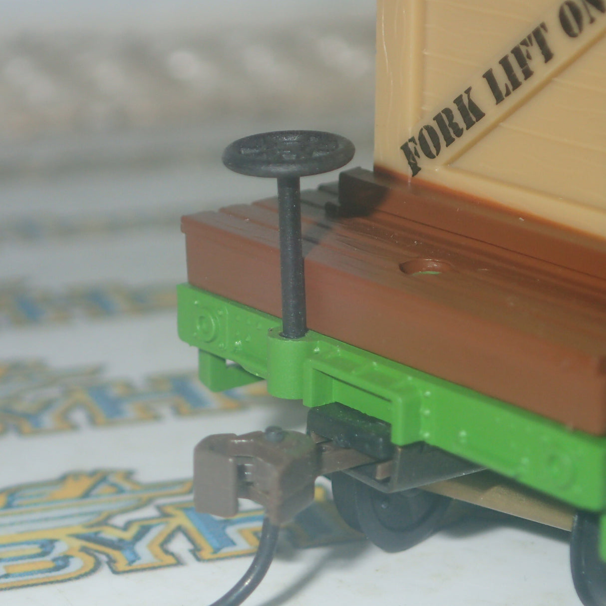 Mantua Classics 727002 - HO/00 Scale - 40' Flat with Crates Reading