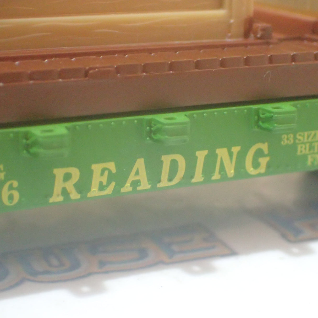 Mantua Classics 727002 - HO/00 Scale - 40' Flat with Crates Reading