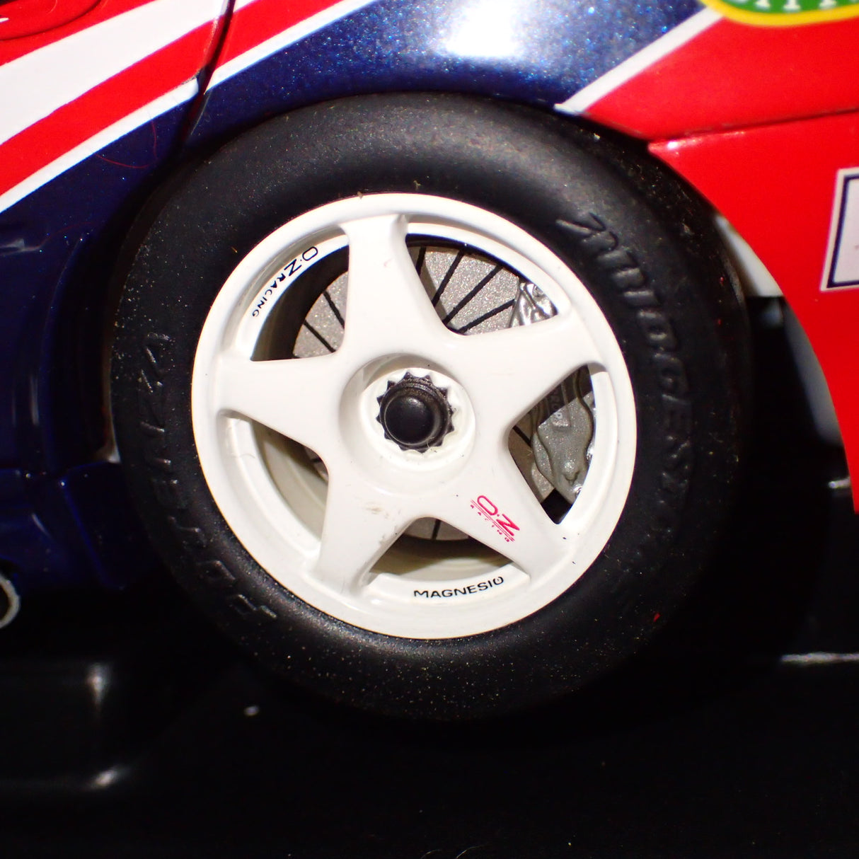 Biante 80061 – 1/18 model of the Mark Skaife year 2000 shell series championship winning HRT Commodore VT Diecast Scale Model Replica.