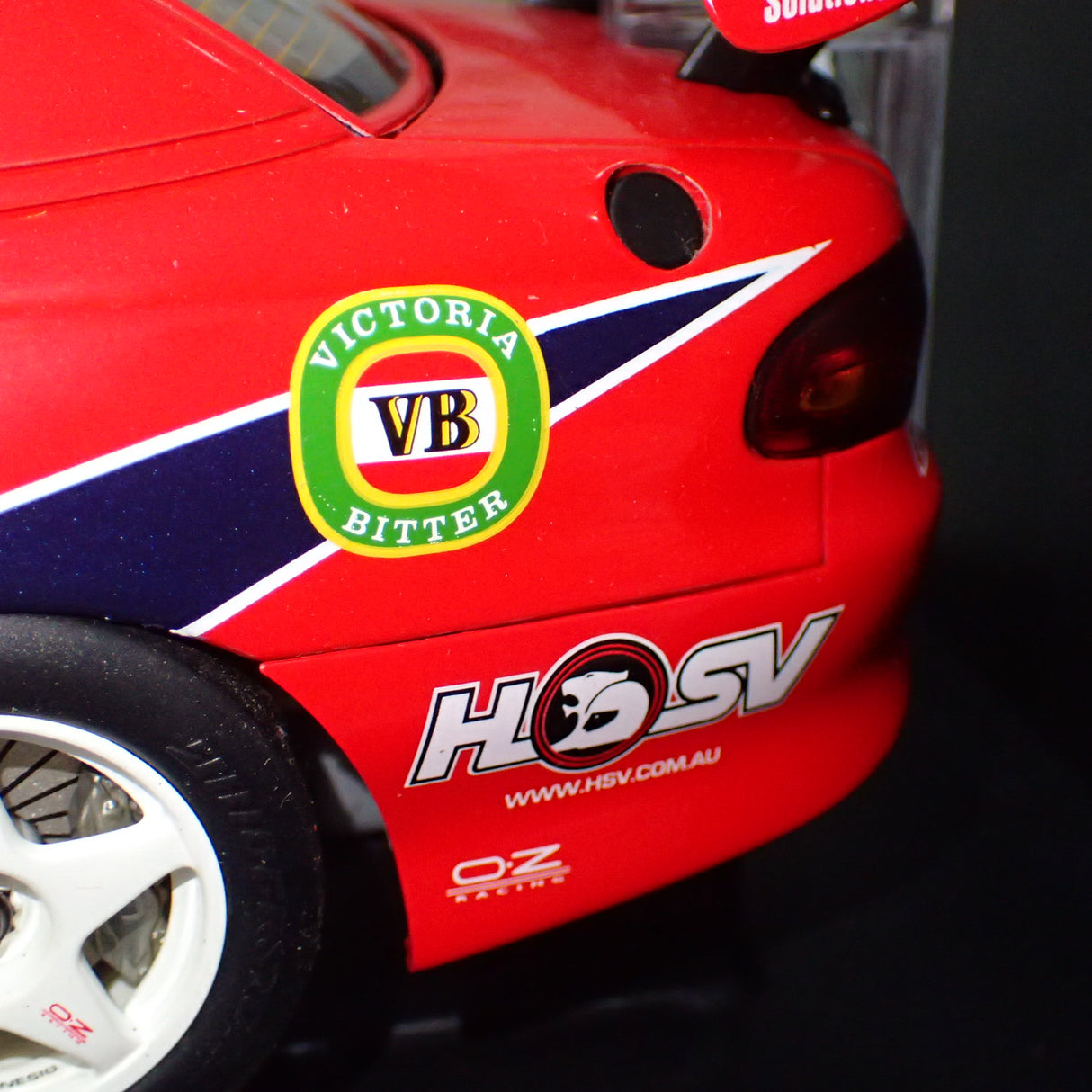 Biante 80061 – 1/18 model of the Mark Skaife year 2000 shell series championship winning HRT Commodore VT Diecast Scale Model Replica.