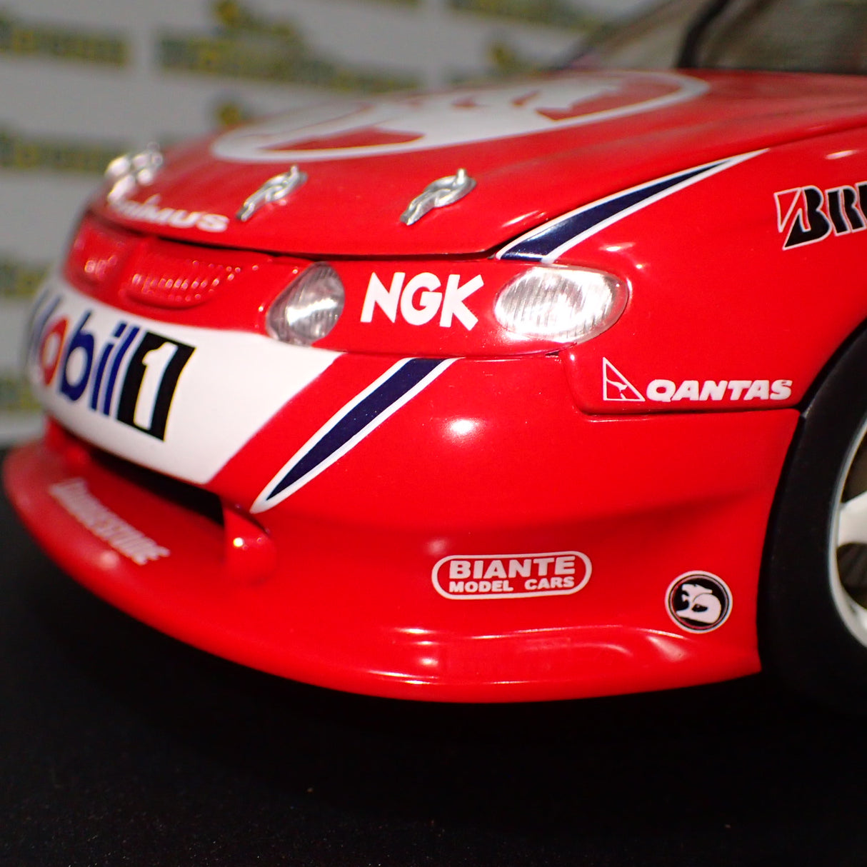 Biante 80061 – 1/18 model of the Mark Skaife year 2000 shell series championship winning HRT Commodore VT Diecast Scale Model Replica.