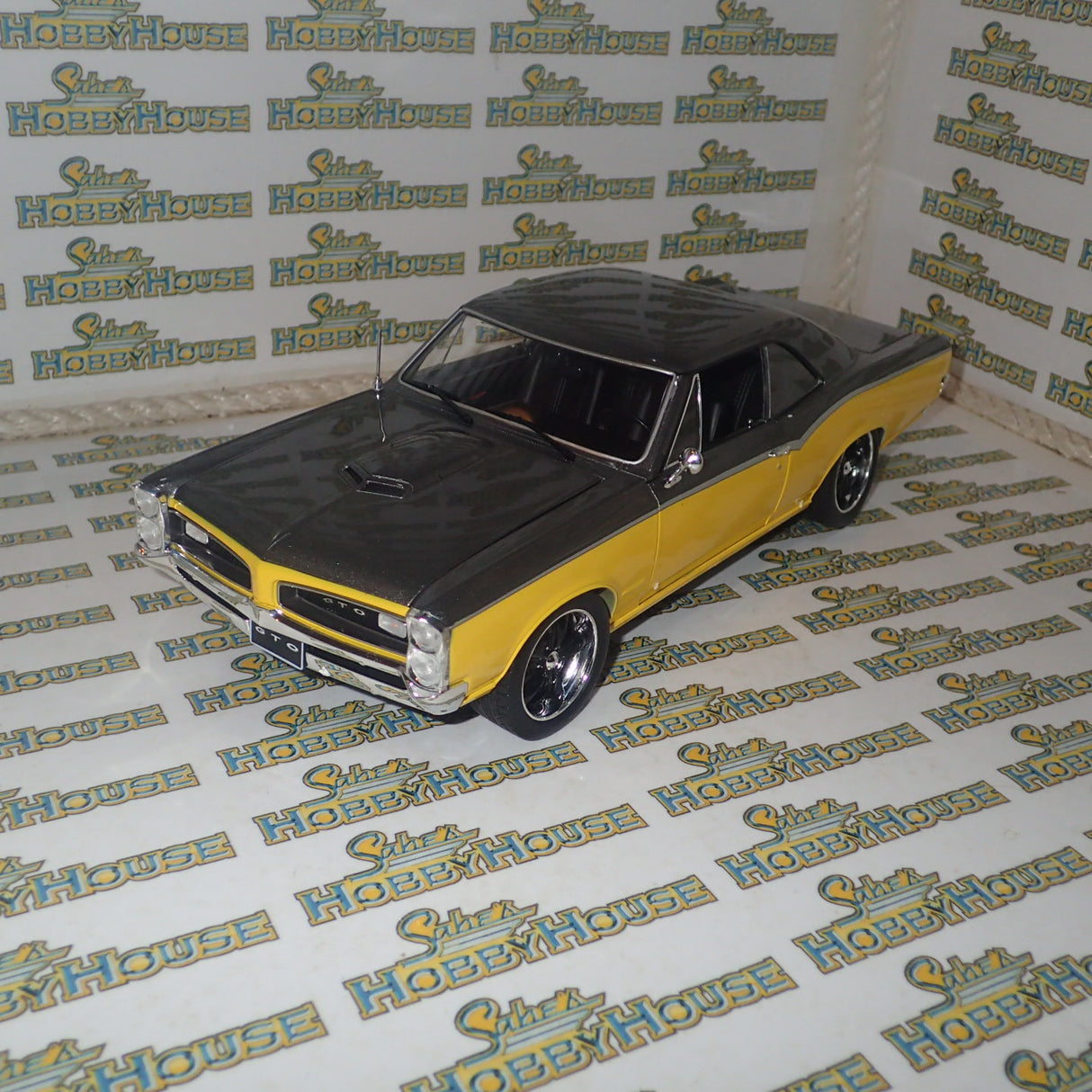 ACME A1801219 - 1/18 Scale 1966 PONTIAC GTO RESTOMOD Diecast Scale Model Replica