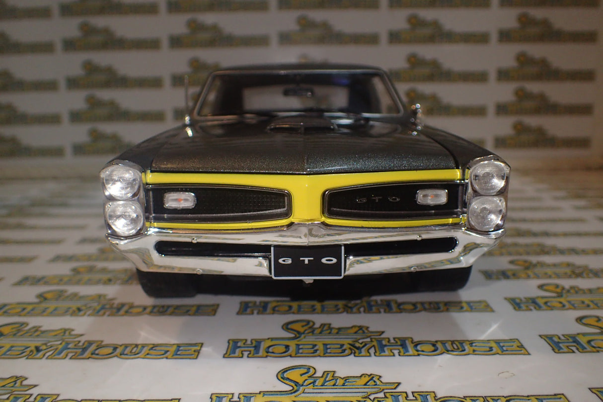 ACME A1801219 - 1/18 Scale 1966 PONTIAC GTO RESTOMOD Diecast Scale Model Replica