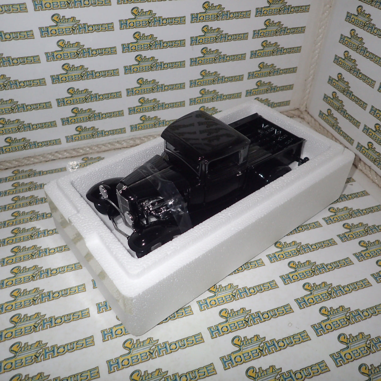 ACME A1804104 - 1/18 Scale 1932 Ford Pickup - Black Beauty Die-cast Model Replica