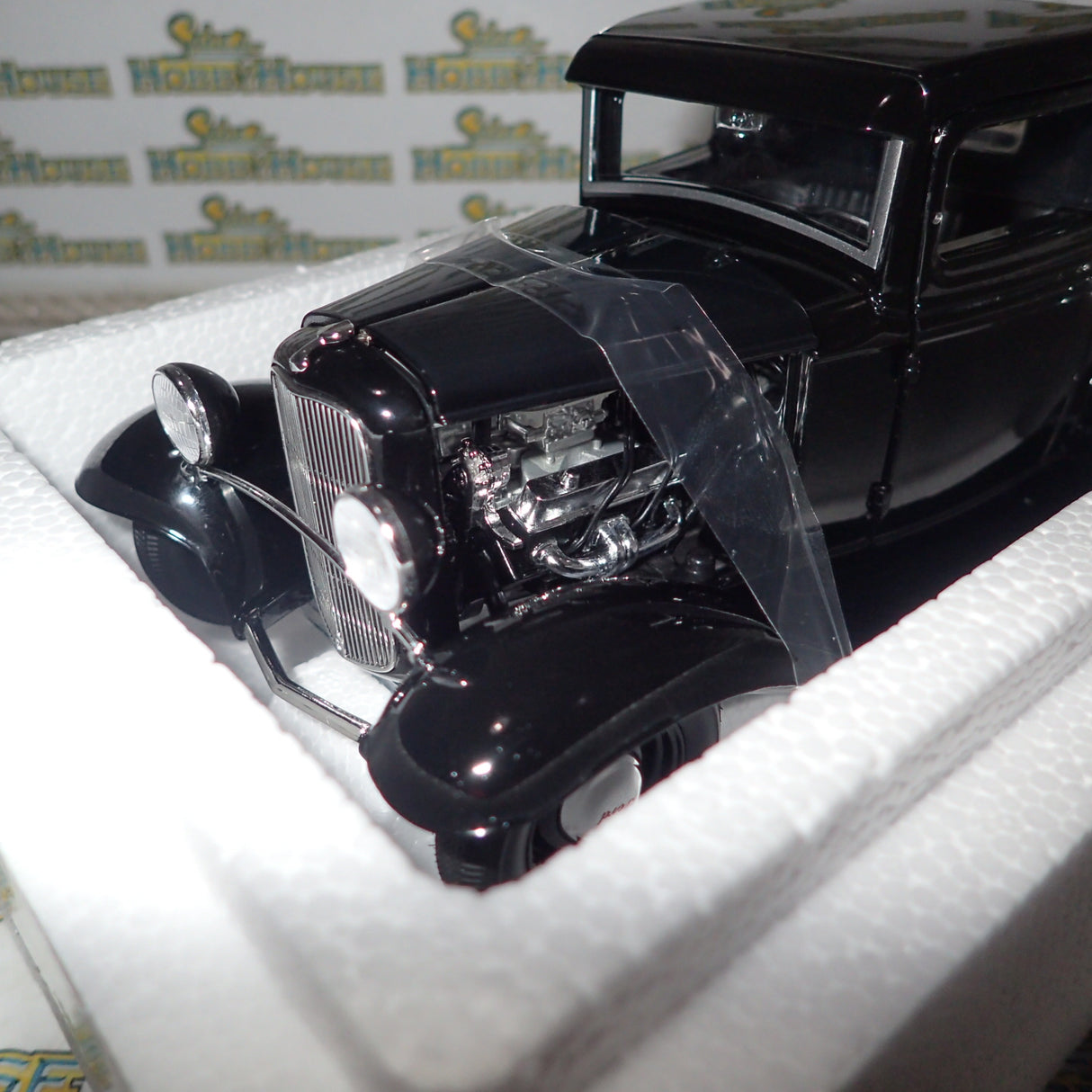 ACME A1804104 - 1/18 Scale 1932 Ford Pickup - Black Beauty Die-cast Model Replica