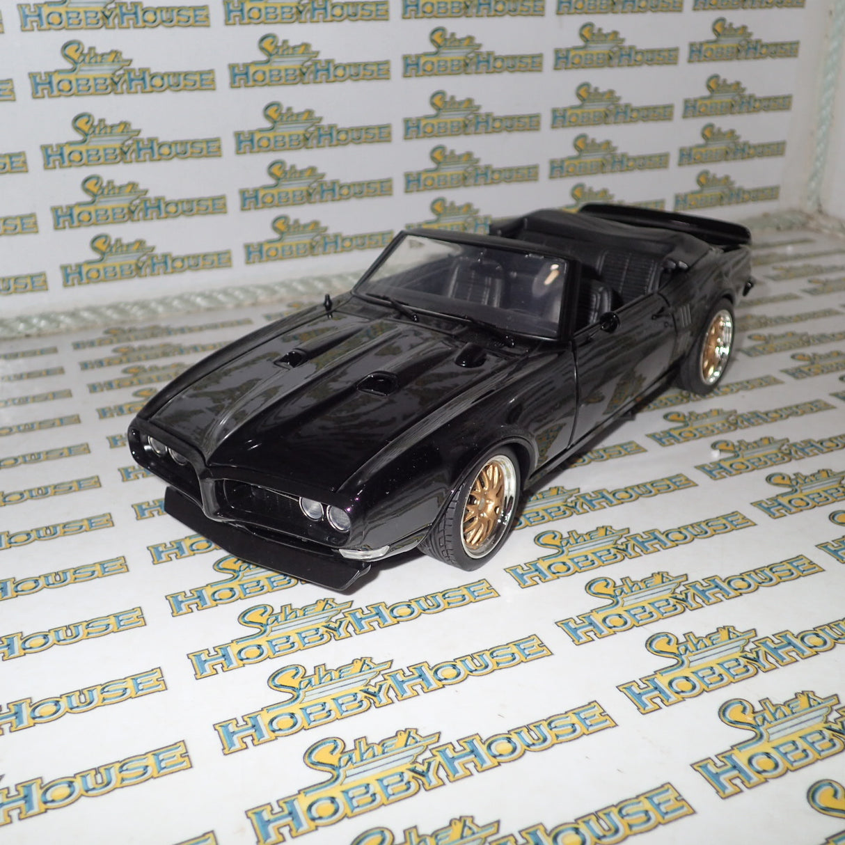 Acme - 1/18 Scale - A1805215 1968 PONTIAC FIREBIRD CONVERTIBLE RESTOMOD Diecast Scale Model Replica