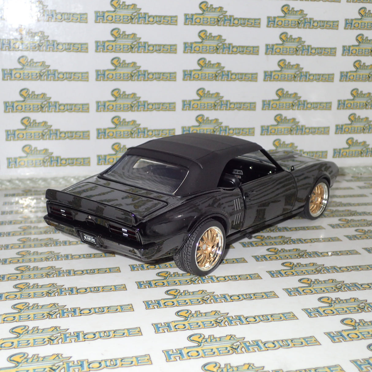 Acme - 1/18 Scale - A1805215 1968 PONTIAC FIREBIRD CONVERTIBLE RESTOMOD Diecast Scale Model Replica