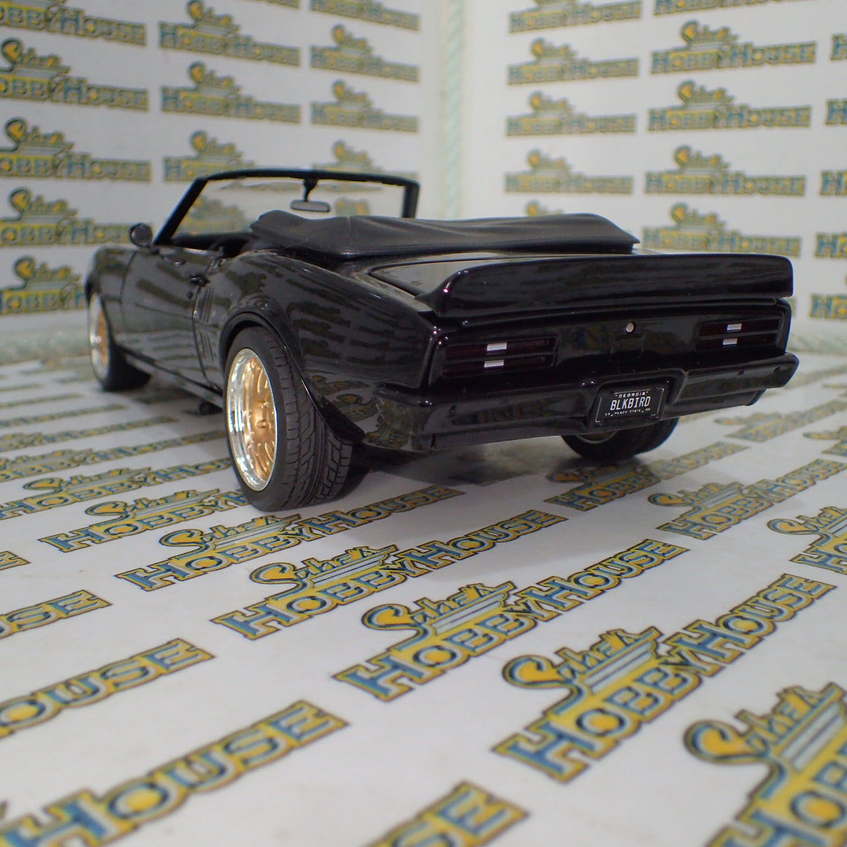 Acme - 1/18 Scale - A1805215 1968 PONTIAC FIREBIRD CONVERTIBLE RESTOMOD Diecast Scale Model Replica