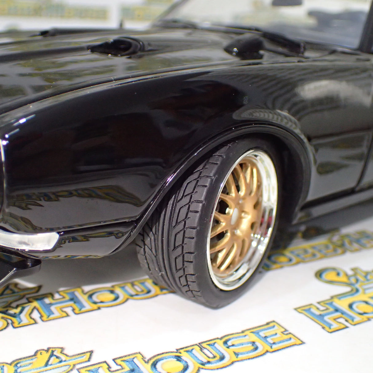 Acme - 1/18 Scale - A1805215 1968 PONTIAC FIREBIRD CONVERTIBLE RESTOMOD Diecast Scale Model Replica