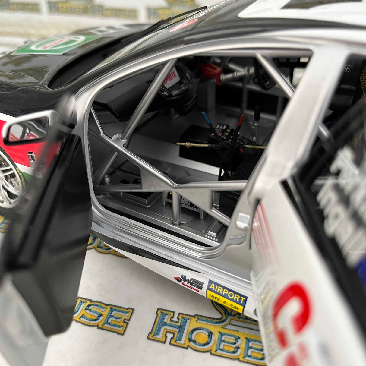 Biante B18R15A - 1/18 Scale - Modern Historics Holden VF Commodore Retrospective 1995 Tooheys 1000 Winner - Drivers: Larry Perkins / Russell Ingall Diecast Model Replica