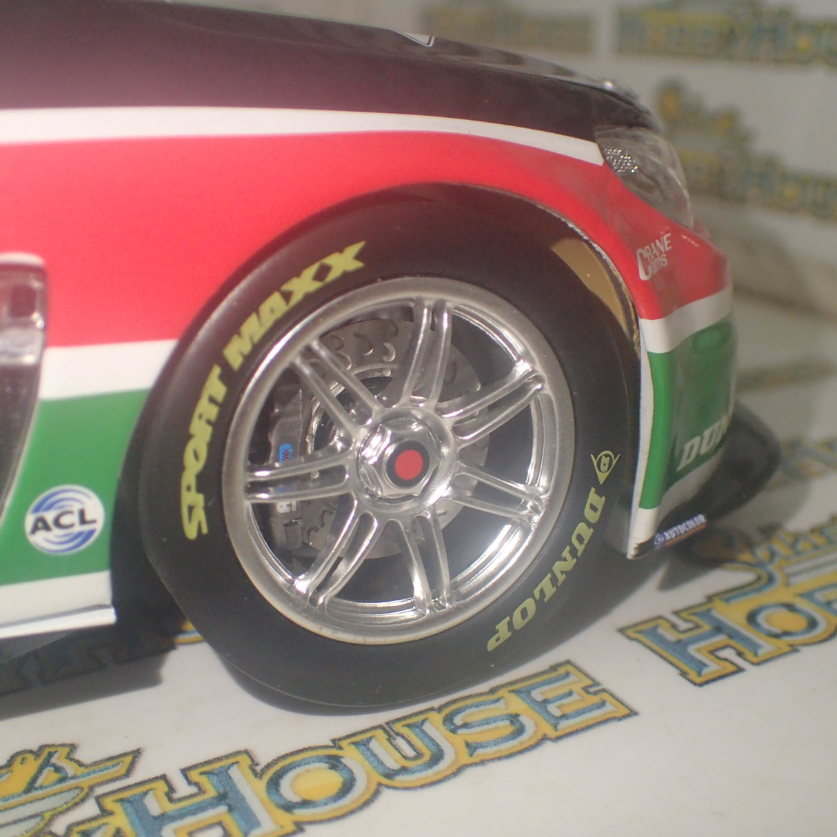 Biante B18R15A - 1/18 Scale - Modern Historics Holden VF Commodore Retrospective 1995 Tooheys 1000 Winner - Drivers: Larry Perkins / Russell Ingall Diecast Model Replica