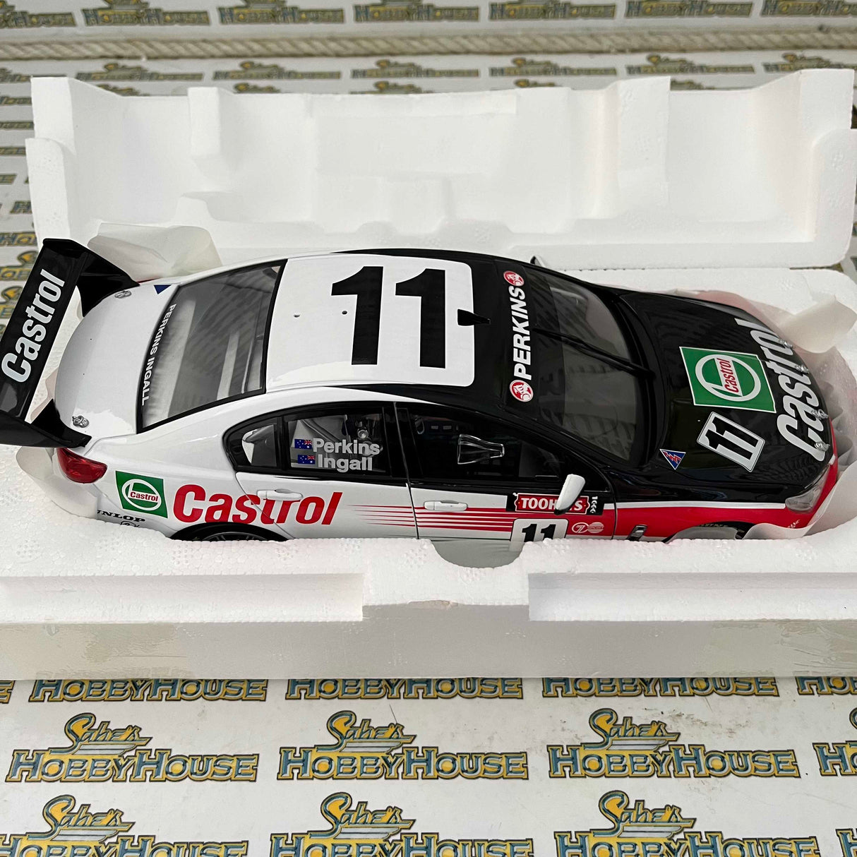 Biante B18R15A - 1/18 Scale - Modern Historics Holden VF Commodore Retrospective 1995 Tooheys 1000 Winner - Drivers: Larry Perkins / Russell Ingall Diecast Model Replica