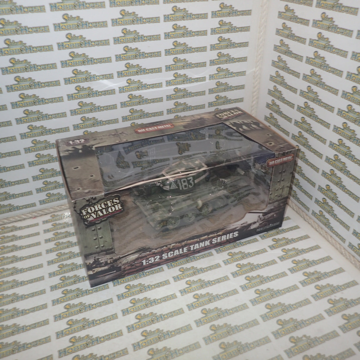 Forces of Valor 801013B - 1/32 Scale - Soviet T34-85 Medium Tank (with night weathering & city battle effect) Scale Model Replica