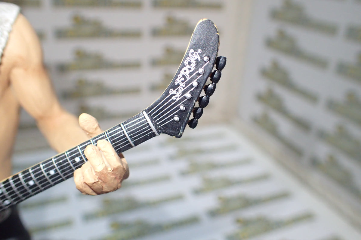 Knucklebonz Rock Iconz KBGL100 - George Lynch Statue Skull Bones Guitar LTD and rare.
