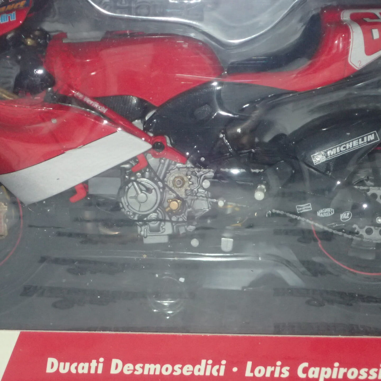 MINICHAMPS 122 031495 -D 1/12 DUCATI DESMO 16 1.GP VICTORY 'DIRT' L.CAPIROSSI 2003