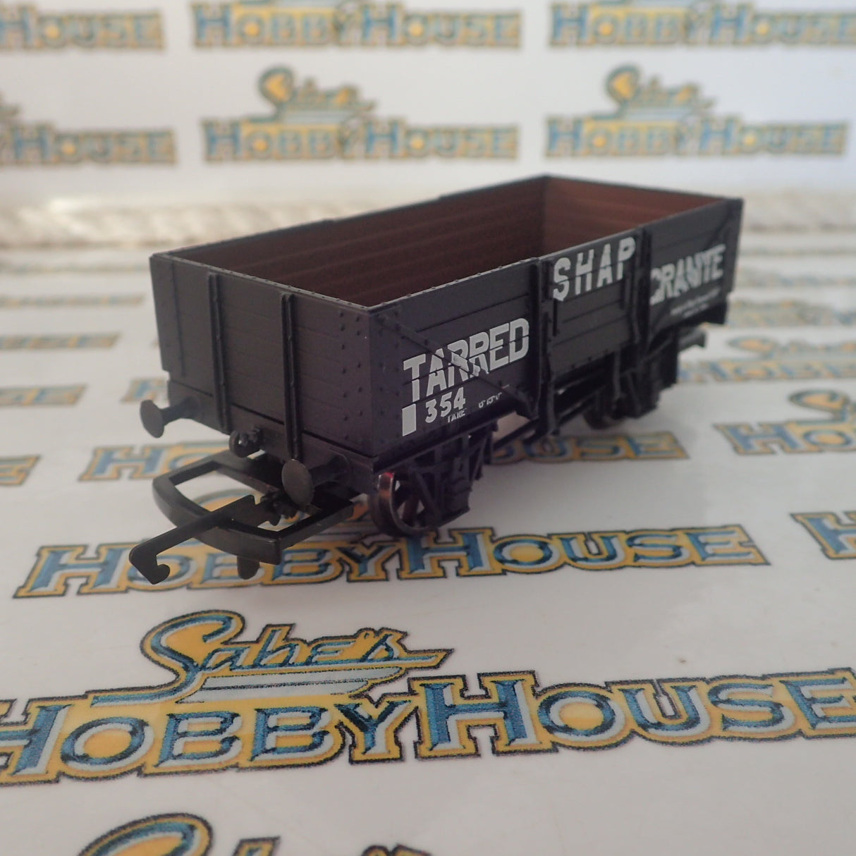 Hornby - HO/00 Scale - 5 Plank Wagon 'Shap Tarred Granite' Rolling Stock