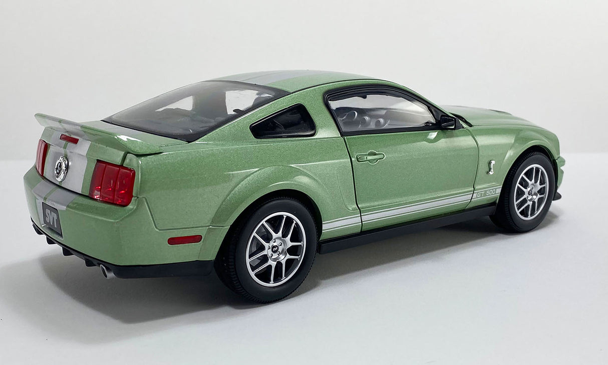 Shelby Collectibles SC18004 - 1/18 2007 Ford Mustang Shelby GT500 - Lime Green scale replica