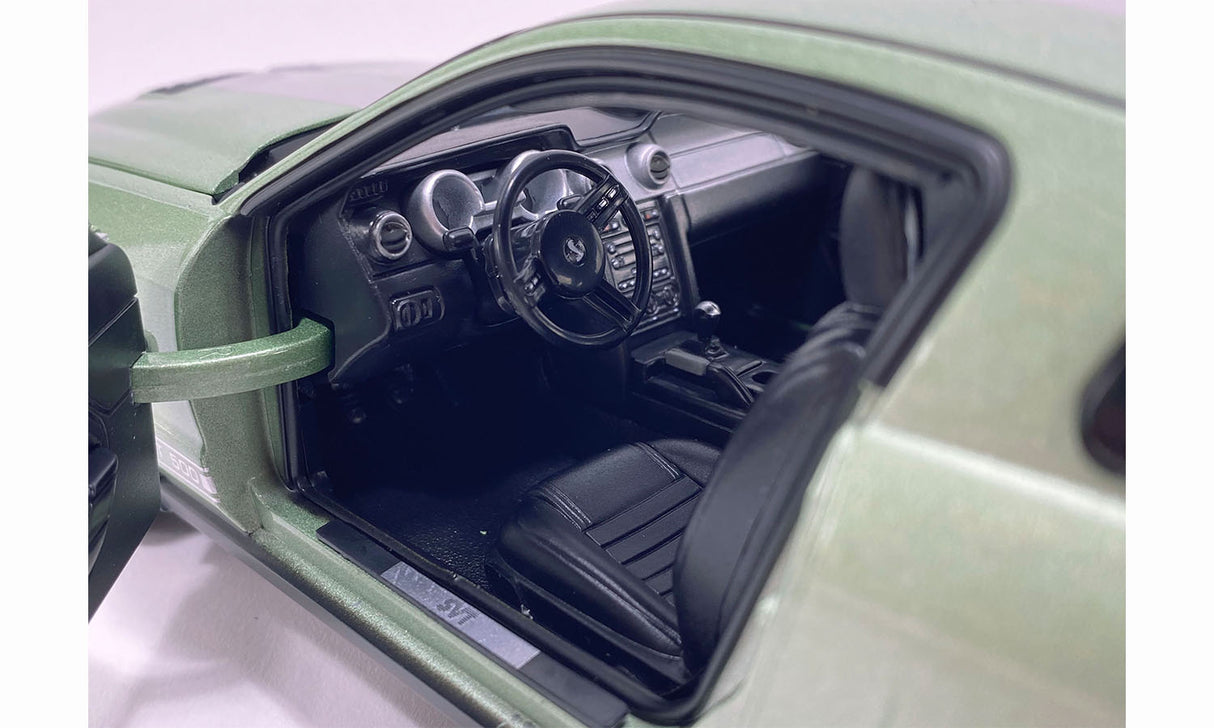 Shelby Collectibles SC18004 - 1/18 2007 Ford Mustang Shelby GT500 - Lime Green scale replica